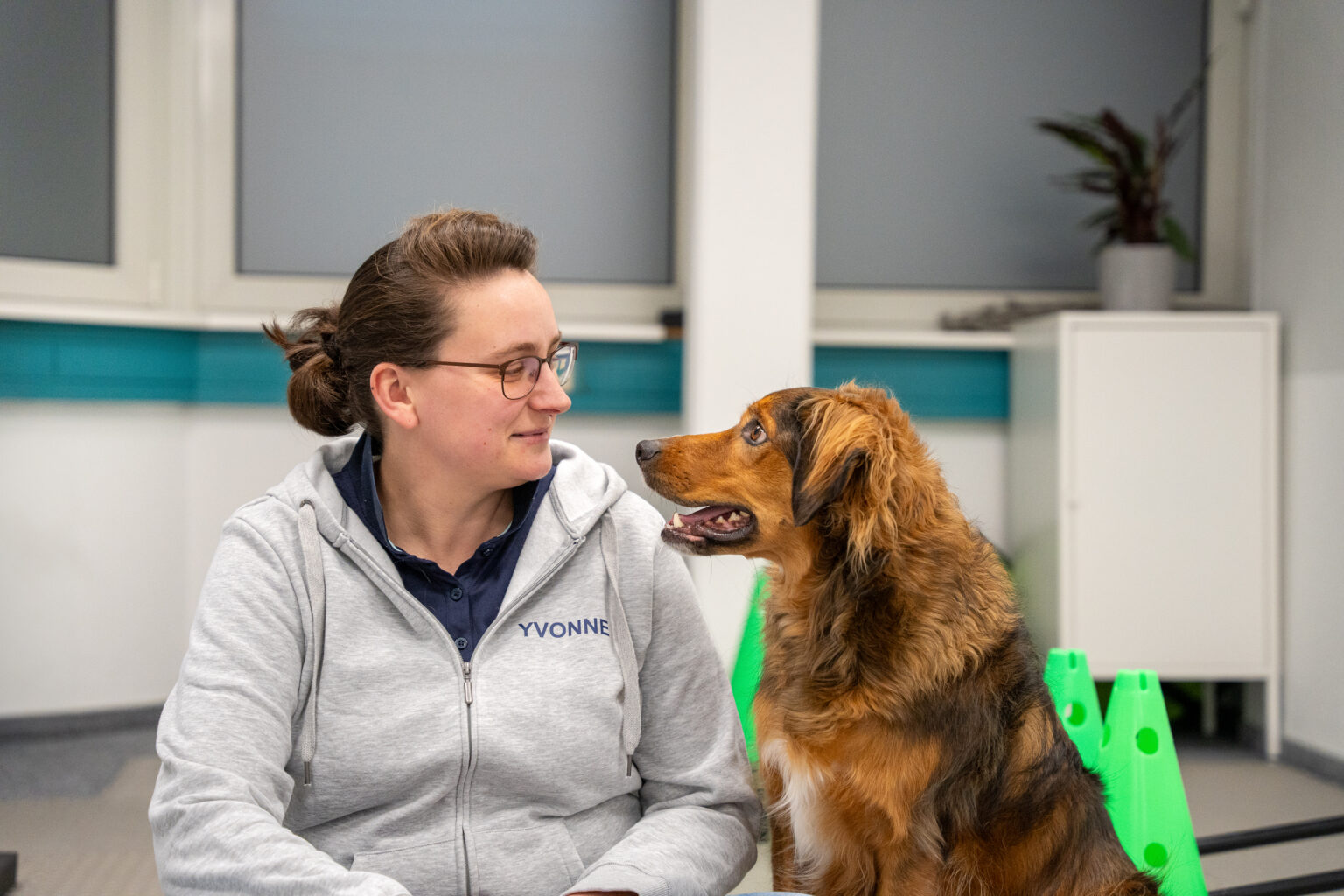 Yvonne Mersch mit Hund in der Praxis TeamBruno