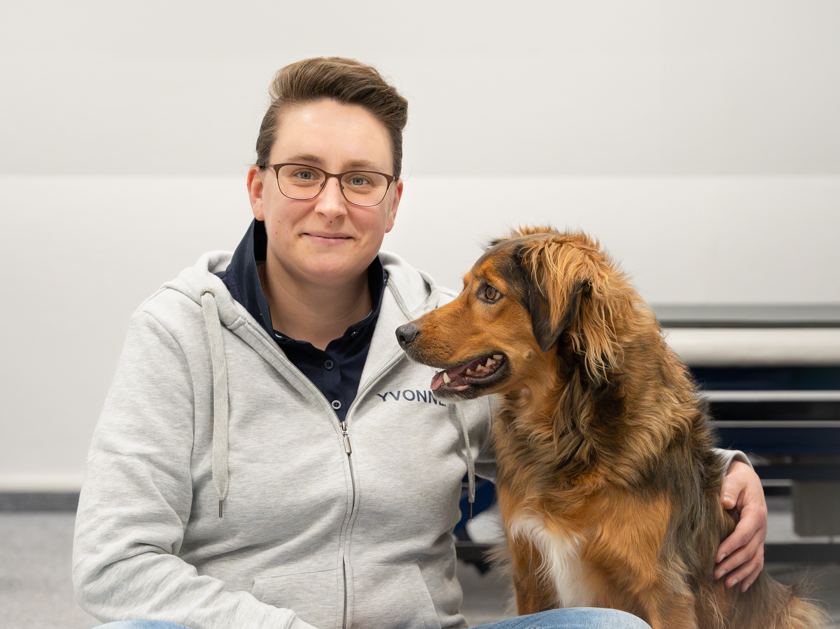 Yvonne Mersch mit Hund in der Praxis TeamBruno